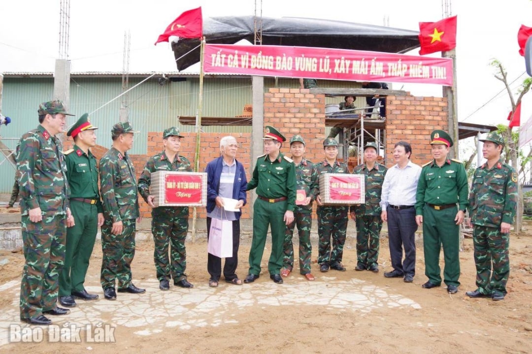 Ο Αντιστράτηγος Le Ngoc Hai, Διοικητής της Στρατιωτικής Περιοχής 5, επισκέφθηκε και ενθάρρυνε την οικογένεια του κ. Tran Huu Cuong στην κοινότητα Hoa Xuan.