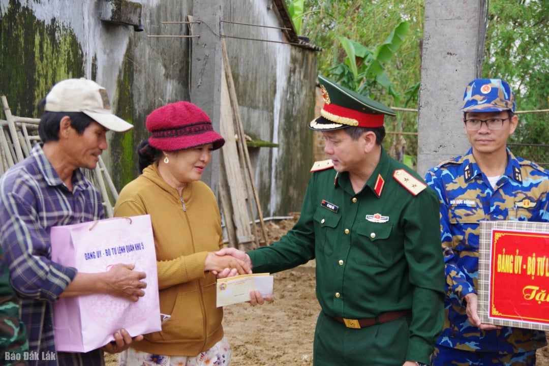 Ο Αντιστράτηγος Le Ngoc Hai, Διοικητής της Στρατιωτικής Περιοχής 5, επισκέφθηκε και ενθάρρυνε την οικογένεια του κ. Tran Huu Cuong στην κοινότητα Hoa Xuan.