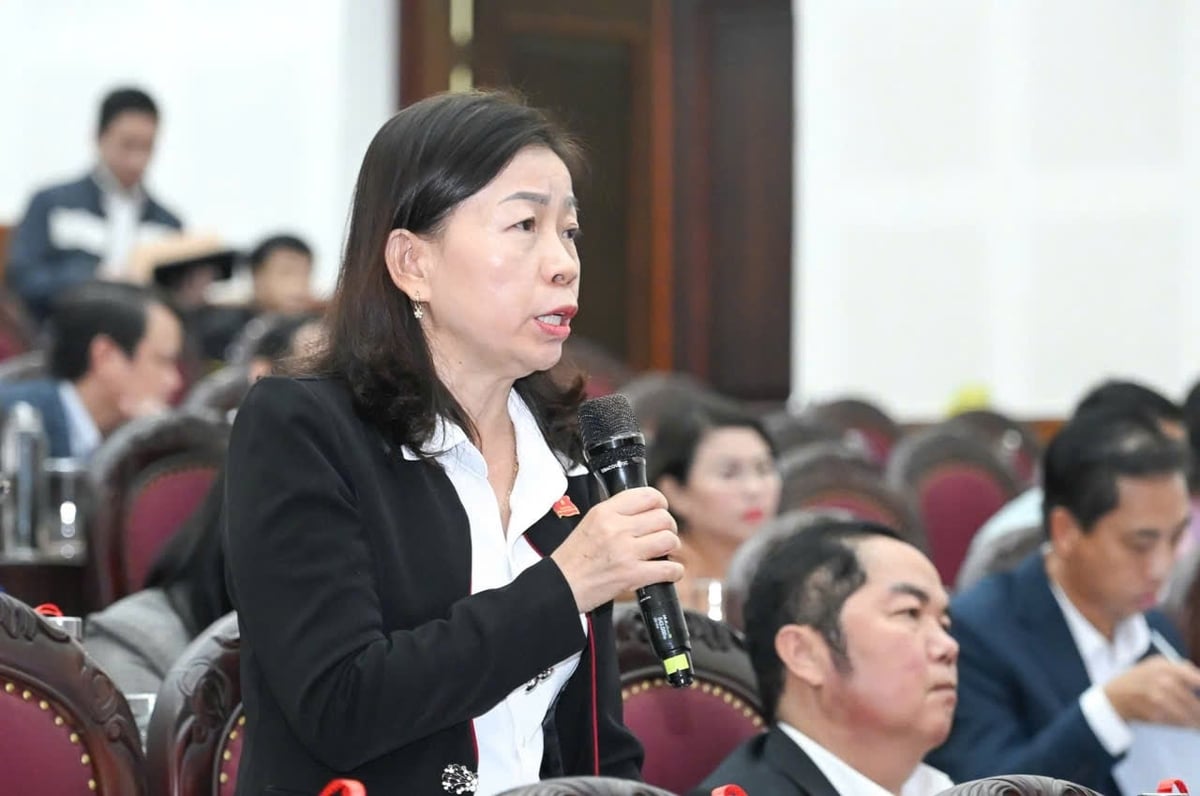Mulți delegați au participat la interogatoriul adresat directorului Departamentului de Agricultură și Mediu din provincia Nghe An. Foto: Pham Tuan. Nhiều đại biểu tham gia chất vấn Giám đốc Sở Nông nghiệp và Môi trường tỉnh Nghệ An. Ảnh: Phạm Tuân.