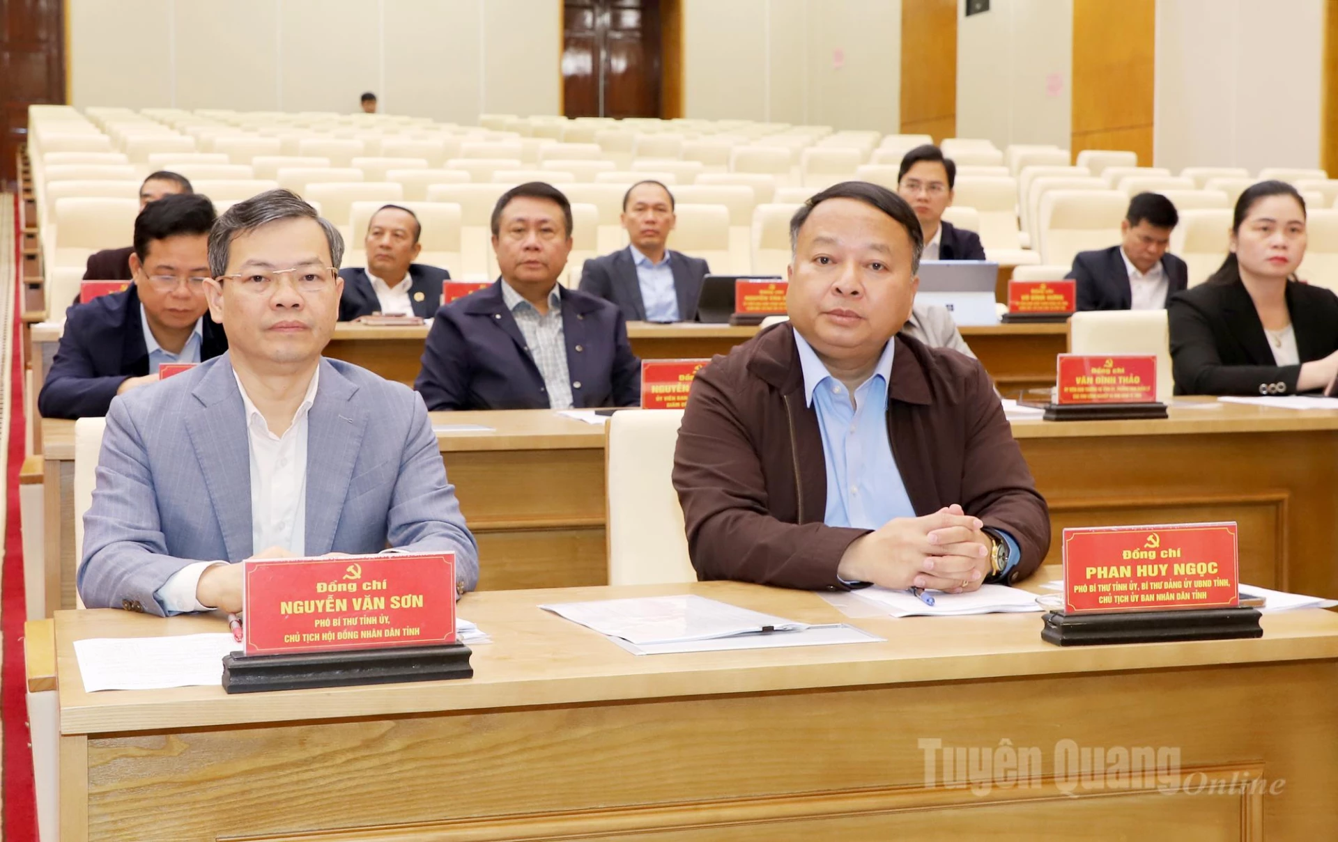 អនុលេខាគណៈកម្មាធិការបក្សខេត្ត និងជាប្រធានក្រុមប្រឹក្សាប្រជាជនខេត្ត លោក ង្វៀន វ៉ាន់សឺន និងអនុលេខាគណៈកម្មាធិការបក្សខេត្ត និងជាប្រធានគណៈកម្មាធិការប្រជាជនខេត្ត លោក ផាន់ ហ៊ុយ ង៉ុក បានចូលរួមក្នុងសន្និសីទនេះ។