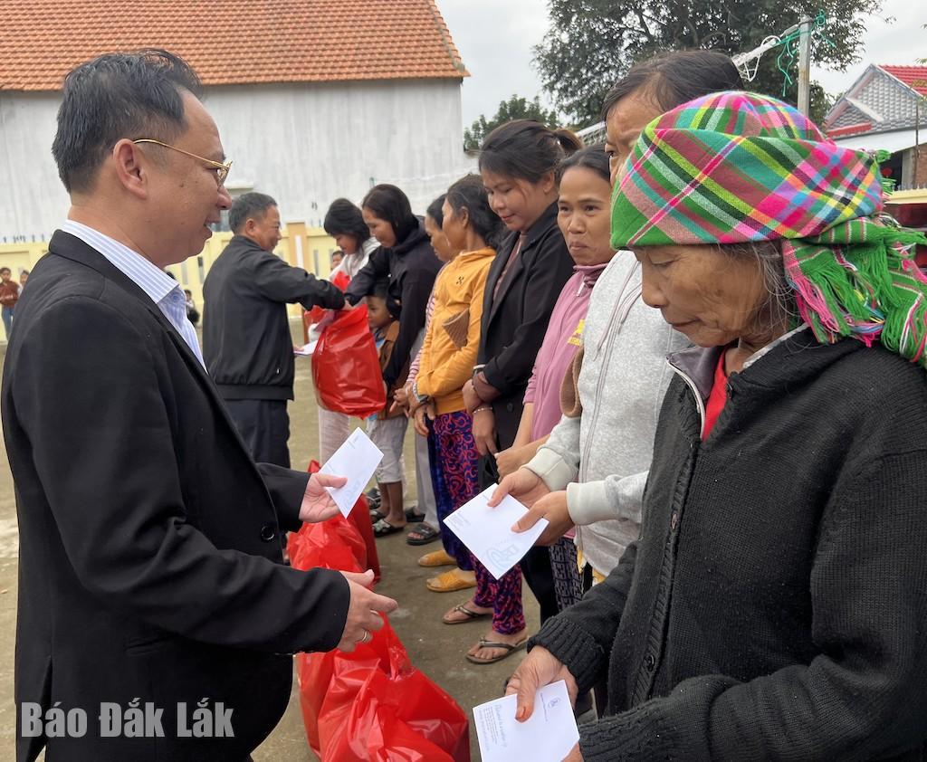 Etniske minoritetspersoner i landsbyen Ky Du (Dong Xuan kommune) får ofte oppmerksomhet, støtte og gaver i løpet av høytider og festivaler. Foto: Khang Anh
