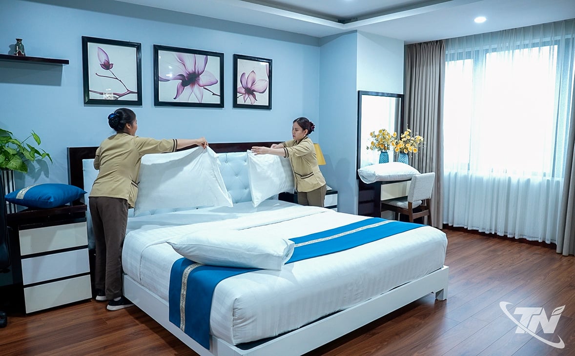 ដើម្បីត្រៀមខ្លួនសម្រាប់ការប្រកួតបាល់ទាត់បួនក្រុម សណ្ឋាគារ គីមថៃ បានរៀបចំការបណ្តុះបណ្តាលឡើងវិញសម្រាប់បុគ្គលិកសេវាកម្មរបស់ខ្លួន ដើម្បីធានាបាននូវគុណភាពសេវាកម្មខ្ពស់បំផុត។