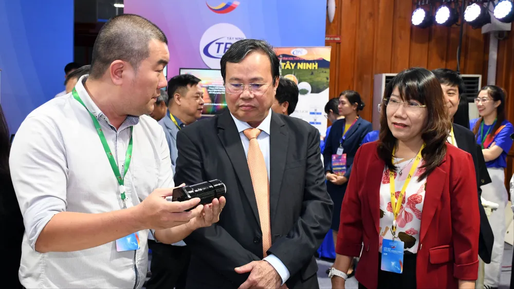 Tay Ninh صوبے کی پیپلز کمیٹی کے چیئرمین مسٹر لی وان ہان اور دیگر مندوبین نے سائنس اور ٹیکنالوجی پروڈکٹ بوتھ کا دورہ کیا۔