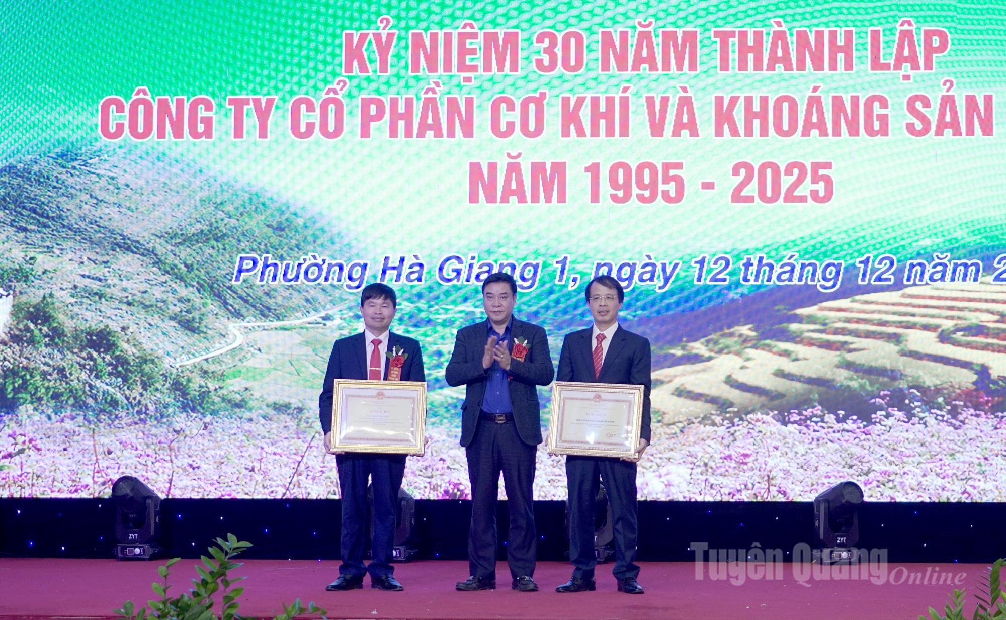 प्रांतीय जन समिति के उपाध्यक्ष होआंग जिया लोंग ने हा जियांग मैकेनिकल एंड मिनरल जॉइंट स्टॉक कंपनी के समूहों और व्यक्तियों को प्रांतीय जन समिति के अध्यक्ष की ओर से प्रशंसा पत्र प्रदान किए।