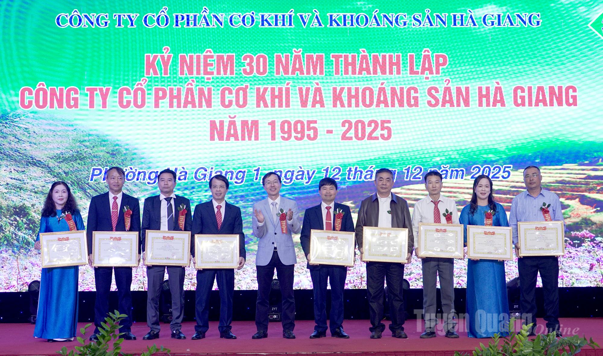 कंपनी के नेतृत्वकर्ताओं ने उत्कृष्ट उपलब्धियों वाले व्यक्तियों को प्रशंसा पत्र प्रदान किए।