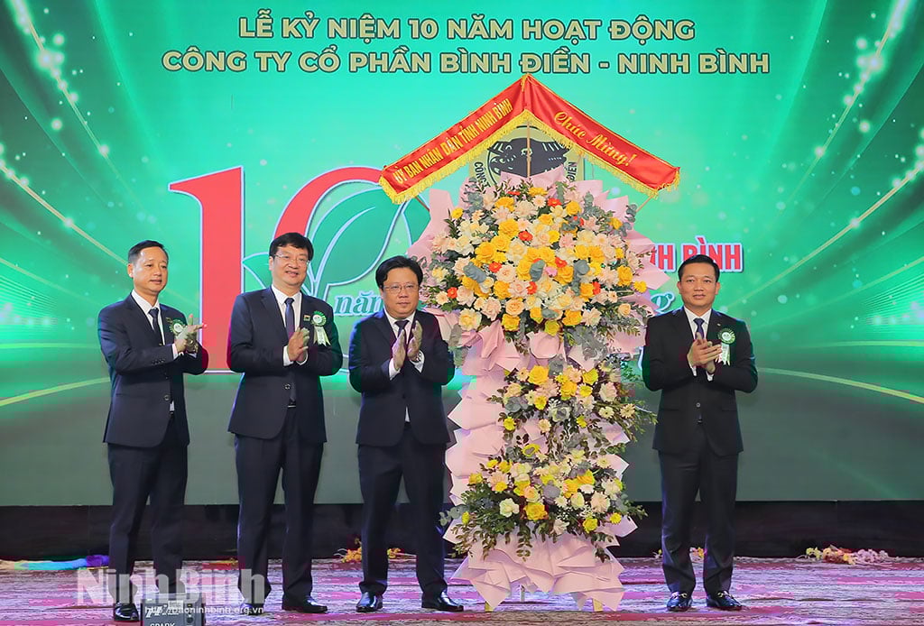 Kamrat Nguyen Cao Son, medlem av provinsens partikommitté och vice ordförande för provinsens folkkommitté, överlämnade blommor för att gratulera Binh Dien - Ninh Binh Joint Stock Company till dess 10-årsjubileum.
