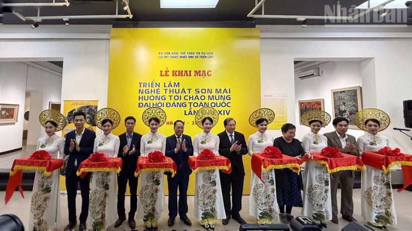 La cérémonie d'inauguration a marqué l'ouverture de l'exposition.