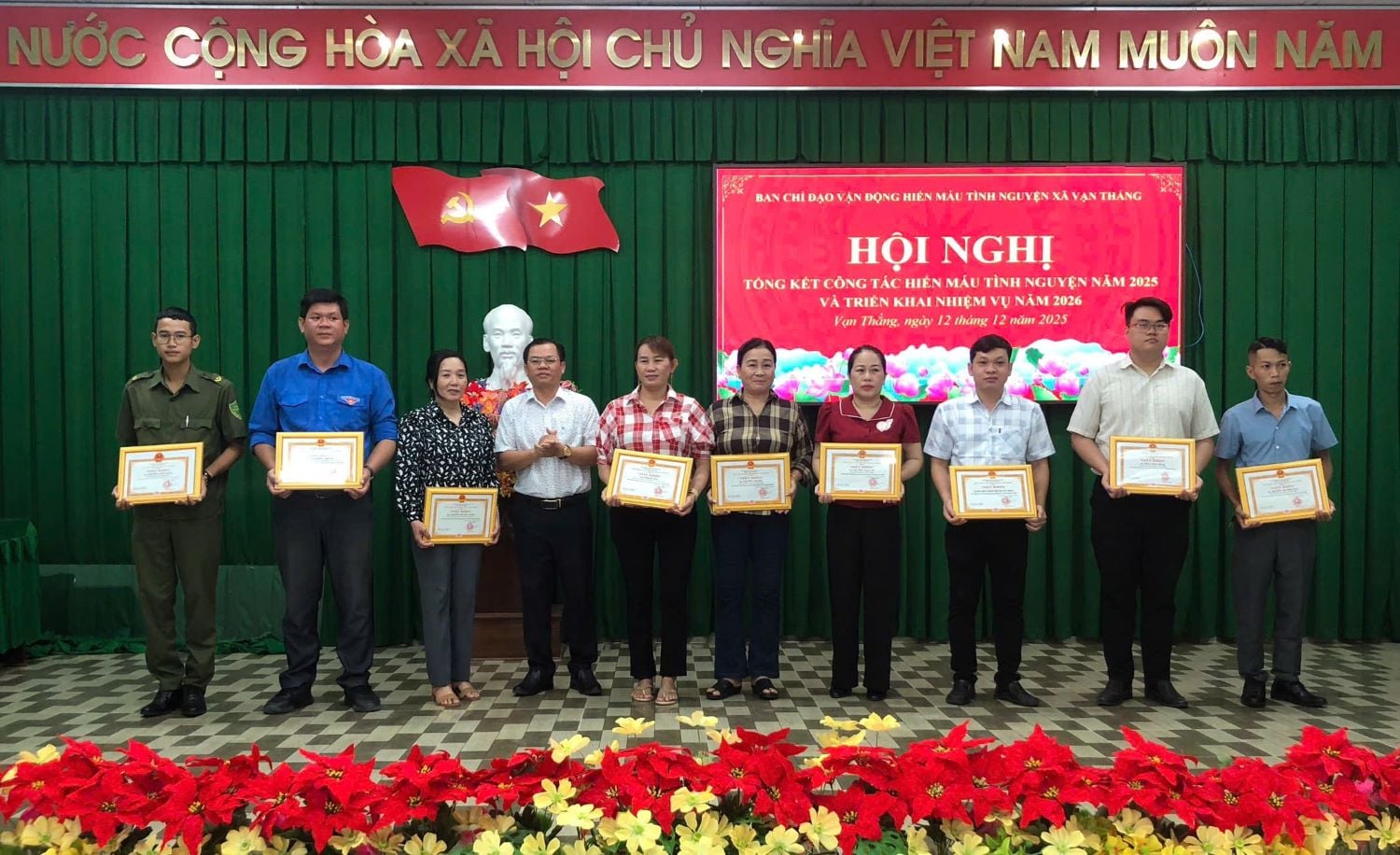 ក្រុមចំនួនពីរ និងបុគ្គលចំនួនប្រាំបីនាក់ ដែលមានស្នាដៃល្អក្នុងការចលនា និងបរិច្ចាគឈាមដោយស្ម័គ្រចិត្ត ត្រូវបានទទួលវិញ្ញាបនបត្រសរសើរពីប្រធានគណៈកម្មាធិការប្រជាជនឃុំវ៉ាន់ថាង។