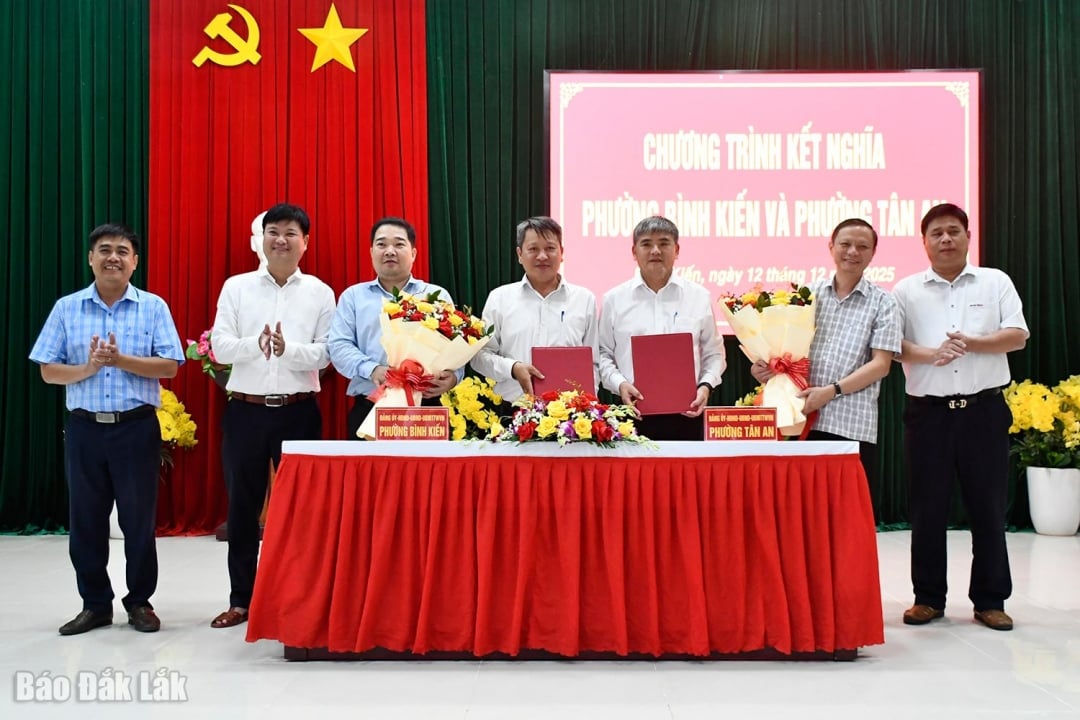 តំណាងមកពីសង្កាត់ប៊ិញគៀន និងសង្កាត់តាន់អាន ​​បានចុះហត្ថលេខាលើអនុស្សរណៈស្តីពីការបង្កើតទំនាក់ទំនងភាតរភាពរវាងតំបន់ទាំងពីរ។