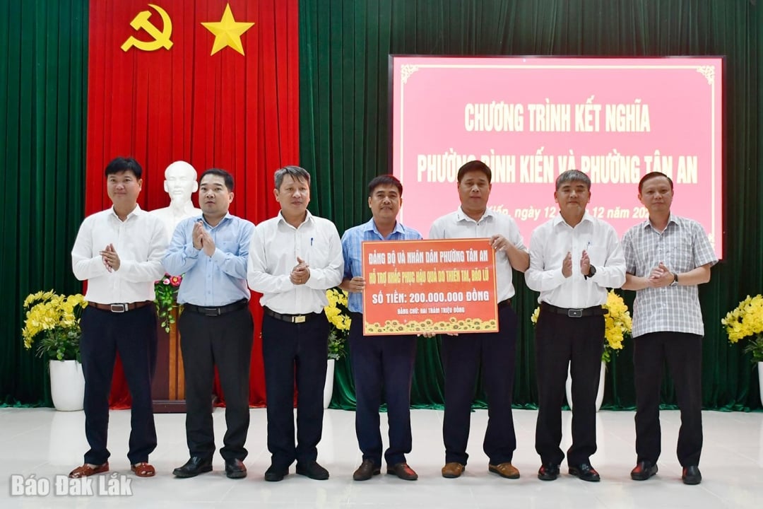 ថ្នាក់ដឹកនាំសង្កាត់តាន់អាន ​​បានប្រគល់មូលប្បទានប័ត្រជានិមិត្តរូបមួយ ដើម្បីគាំទ្រសង្កាត់ប៊ិញគៀន ក្នុងការជំនះផលវិបាកនៃគ្រោះមហន្តរាយធម្មជាតិ។