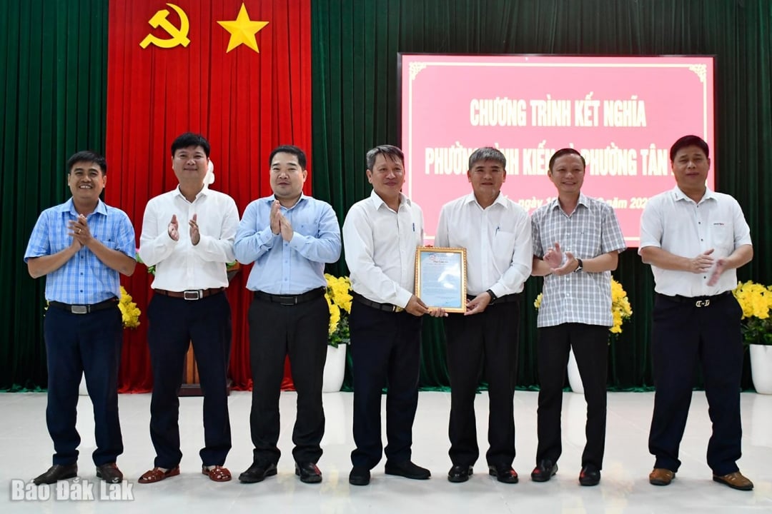 ថ្នាក់ដឹកនាំសង្កាត់ប៊ិញគៀន បានប្រគល់លិខិតថ្លែងអំណរគុណដល់គណៈកម្មាធិការបក្ស និងប្រជាជនសង្កាត់តឹនអាន។