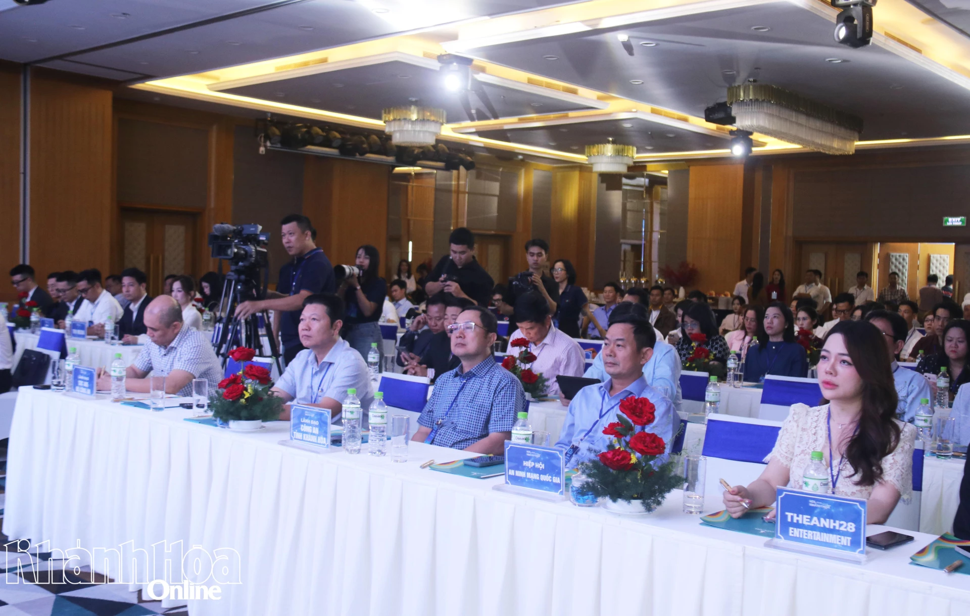 सम्मेलन में भाग लेने वाले प्रतिनिधि