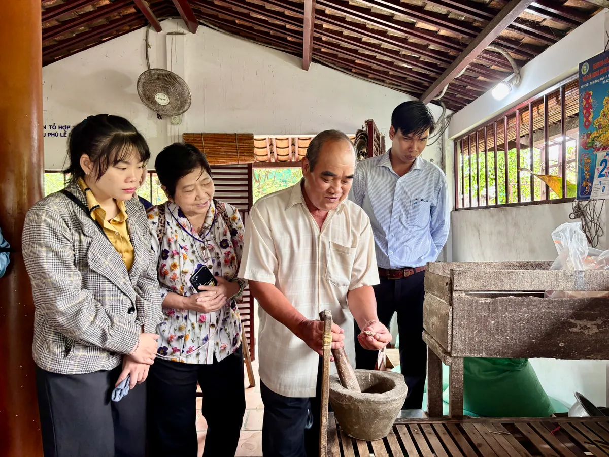 Từ làng nghề rượu Phú Lễ trăm tuổi đến hệ sinh thái doanh nghiệp bền vững - Ảnh 1.