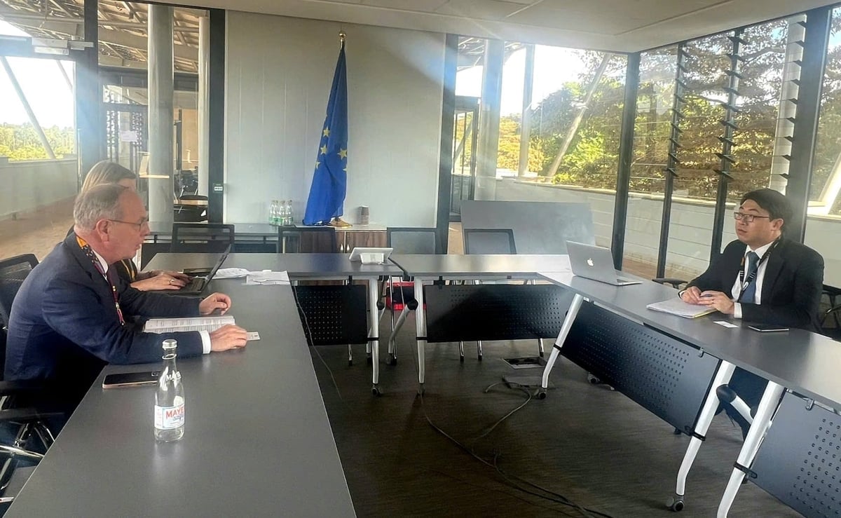 آقای وو دوک دام کوانگ، معاون مدیر اداره همکاریهای بینالمللی (وزارت کشاورزی و محیط زیست)، در حال همکاری با آقای پاتریک چایلد، معاون مدیر اداره محیط زیست، اتحادیه اروپا. عکس: فوئونگ لون. Ông Vũ Đức Đam Quang, Phó Vụ trưởng Vụ Hợp tác quốc tế (Bộ Nông nghiệp và Môi trường) làm việc với ông Patrick Child, Phó Vụ trưởng Vụ Môi trường, Liên minh châu Âu. Ảnh: Phương Loan.