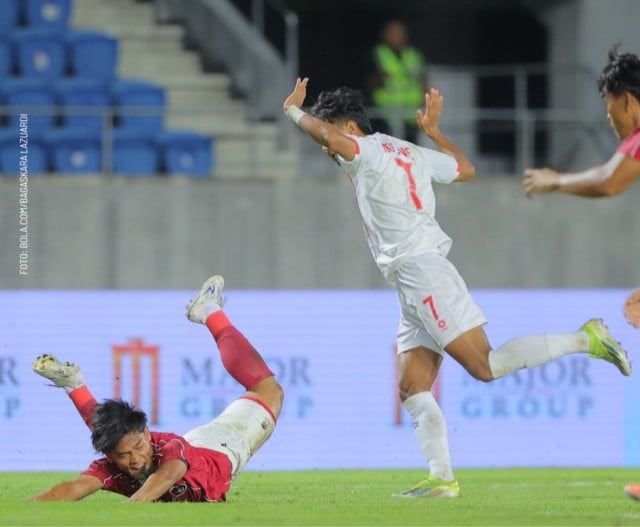 កាសែតឥណ្ឌូនេស៊ីបានសោកស្ដាយថា៖ «វាជារឿងដ៏សោកសៅសម្រាប់កីឡាករដែលបាត់បង់កៅអីវគ្គពាក់កណ្តាលផ្តាច់ព្រ័ត្ររបស់ពួកគេទៅឱ្យក្រុម U23 ម៉ាឡេស៊ី» - រូបថតទី 2។ Báo Indonesia đau xót: 'Thật bi thương cho cầu thủ khi mất vé bán kết vào tay U.23 Malaysia'- Ảnh 2.