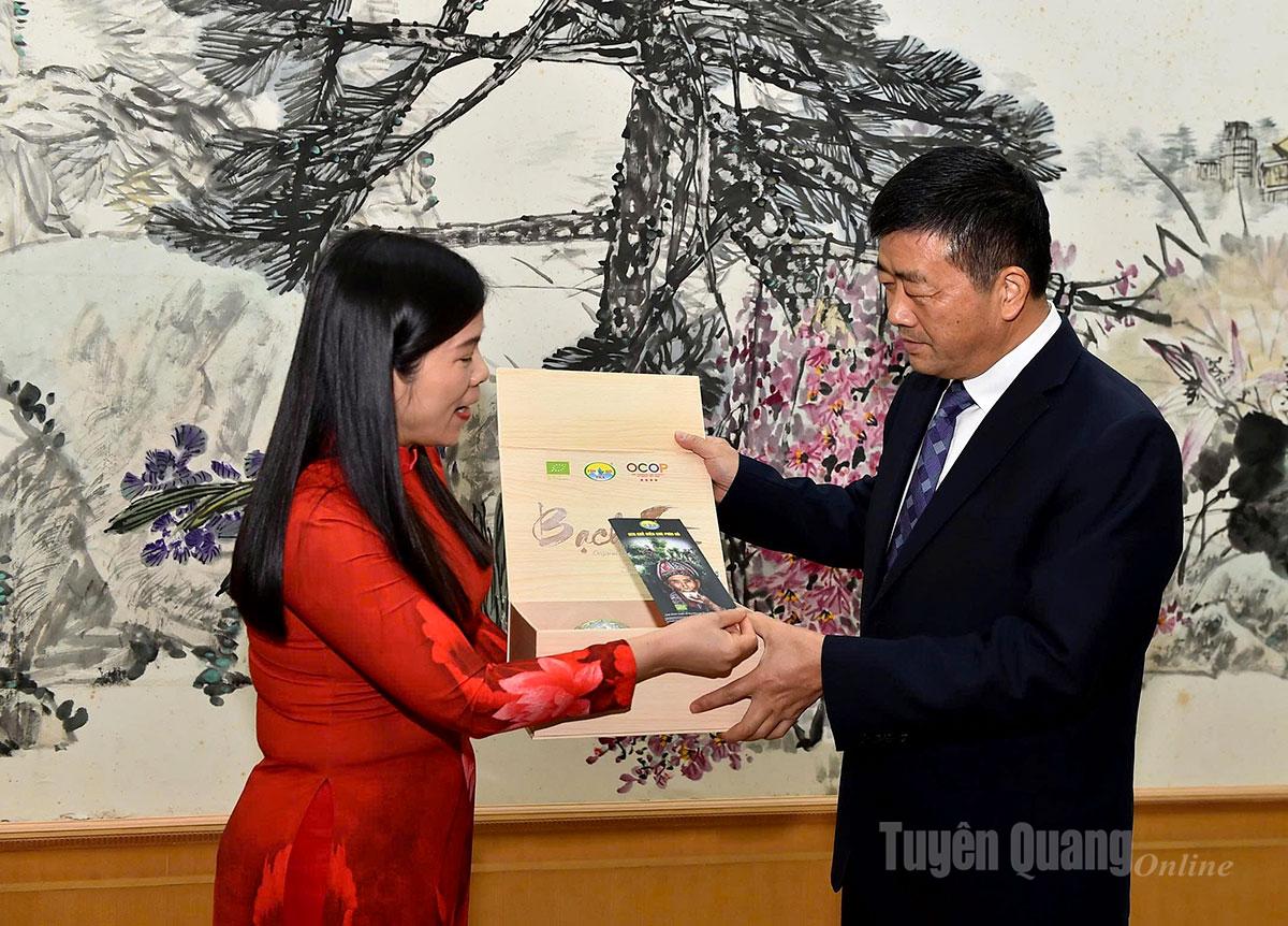 Đồng chí Phó Chủ tịch HĐND tỉnh Lê Thị Thanh Trà tặng quà đồng chí Phương Xuân Minh, Phó Chủ nhiệm Thường trực Ban Thường vụ Đại hội đại biểu nhân dân Khu tự trị dân tộc Choang Quảng Tây.