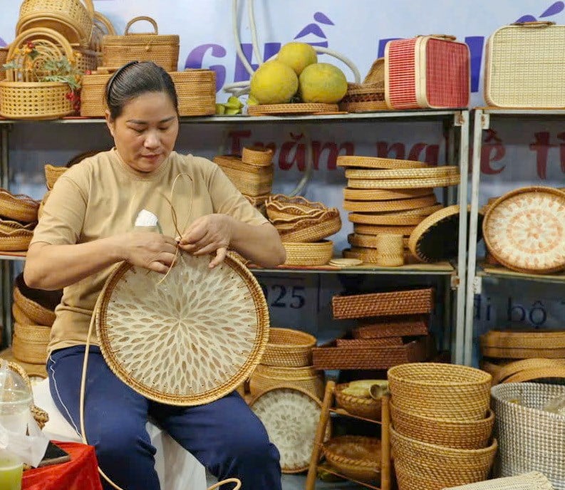 Experience the culinary delights of Hanoi at Trinh Cong Son pedestrian street - photo 10