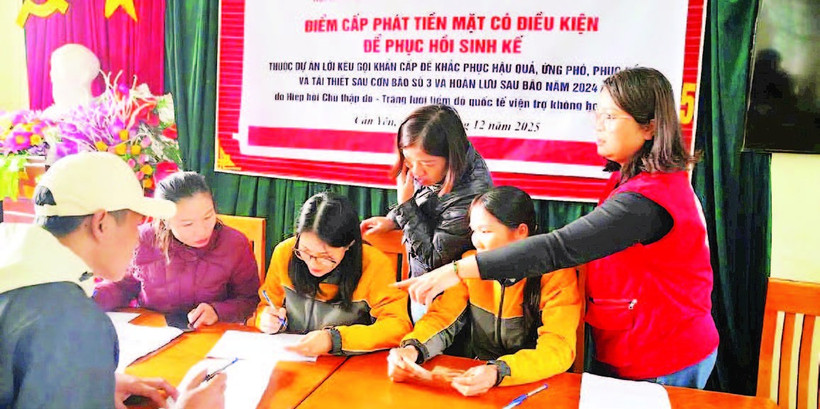 Societatea provincială Crucea Roșie a distribuit ajutoare în numerar locuitorilor din comuna Can Yen.