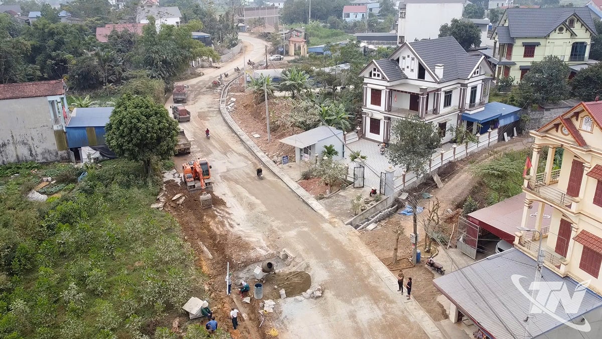 Provinční silnice 262 je důležitá trasa spojující obce a obvody v západní části provincie Thai Nguyen.