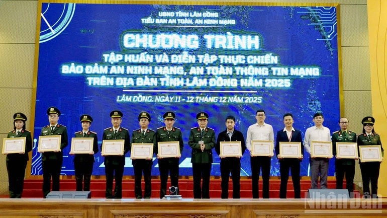 Pułkownik Huynh Ngoc Liem wręczył Certyfikaty Pochwały od Dyrektora Policji Prowincji Lam Dong zespołom i osobom, które osiągnęły wybitne wyniki w szkoleniach i ćwiczeniach praktycznych mających na celu zapewnienie cyberbezpieczeństwa i bezpieczeństwa informacji sieciowych w prowincji Lam Dong w 2025 r. ndo_br_12-1931.jpg
