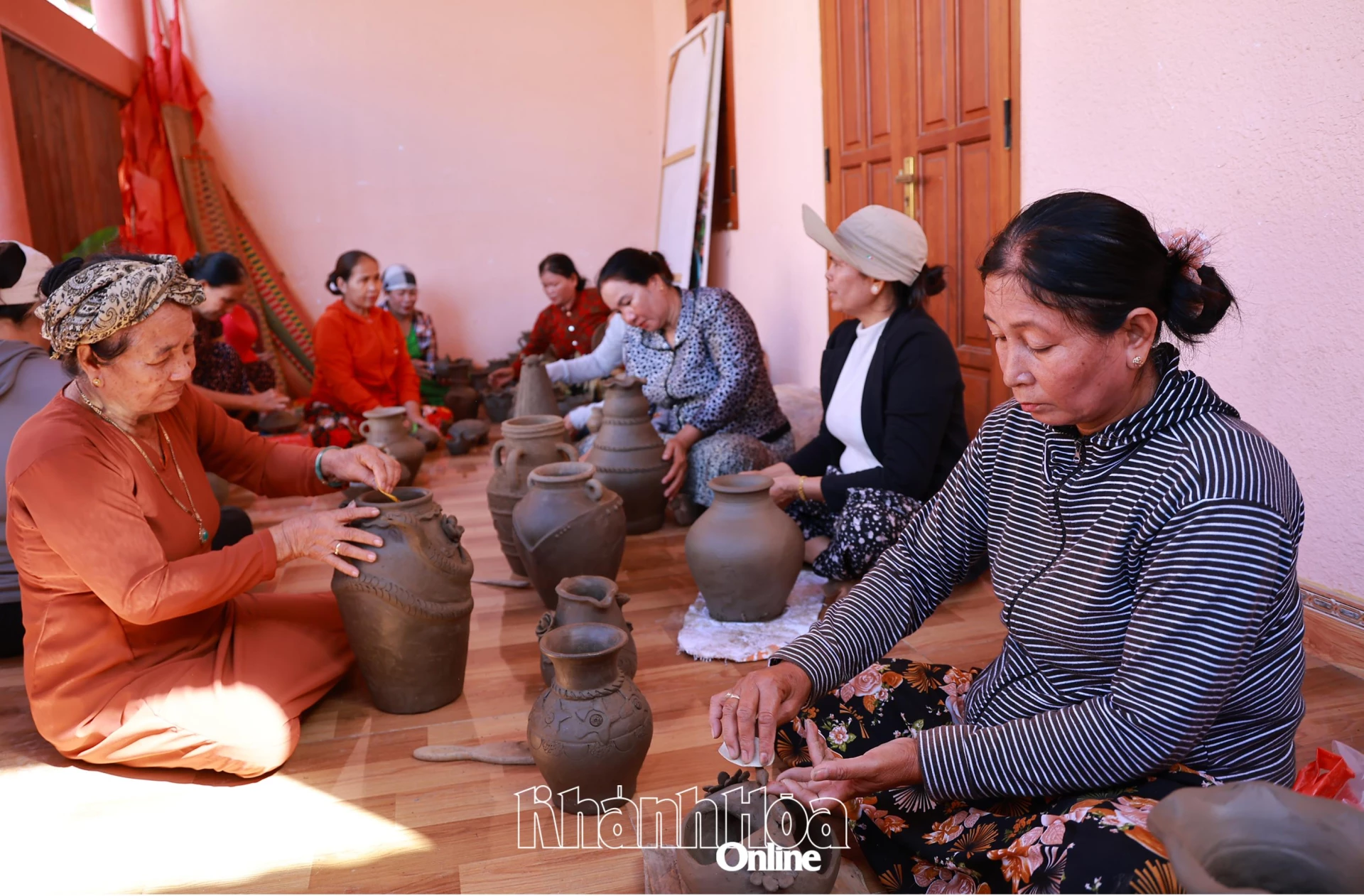 Praktikantene øver på teknikker for å lage kunstnerisk keramikk.