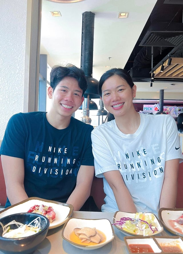 Ánh Viên talar vänliga ord efter sin yngre bror Quang Thuấns historiska guldmedaljvinst vid SEA Games - Foto 1. Ánh Viên nói lời ngọt ngào sau tấm HCV lịch sử của em trai Quang Thuấn ở SEA Games - Ảnh 1.