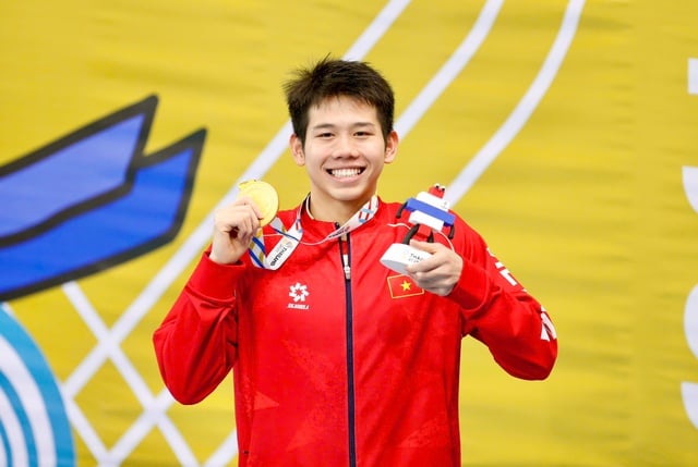 Ánh Viên talar vänliga ord efter sin yngre bror Quang Thuấns historiska guldmedaljvinst vid SEA Games - Foto 4. Ánh Viên nói lời ngọt ngào sau tấm HCV lịch sử của em trai Quang Thuấn ở SEA Games - Ảnh 4.