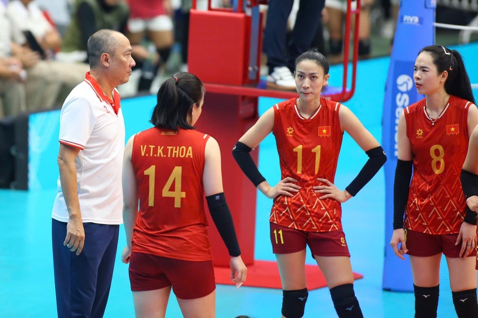 Det vietnamesiske kvinnelige volleyballlaget vinner alle kampene og sikrer seg overbevisende førsteplassen i gruppen: Er et større oppgjør med Thailand nært forestående? - Bilde 4. Bóng chuyền nữ Việt Nam toàn thắng, giành ngôi nhất bảng thuyết phục: Sắp đại chiến Thái Lan?- Ảnh 4.