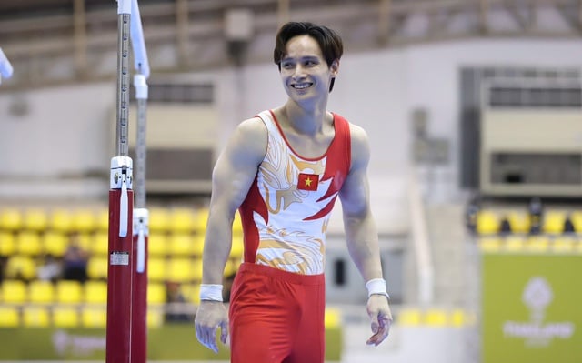 ທ້າວ ດິງ ເຟືອງແທ່ງ ຍັງຕ້ອງການແຂ່ງຂັນໃນງານກິລາຊີເກມຄັ້ງທີ 34, ໂດຍຕັ້ງເປົ້າໝາຍໄວ້ທີ່ຫຼຽນຄຳຫຼຽນທີ 15 ຂອງລາວ! - ຮູບທີ 1. Đinh Phương Thành vẫn muốn ‘chinh chiến’ ở SEA Games 34, chinh phục tấm HCV thứ 15!- Ảnh 1.