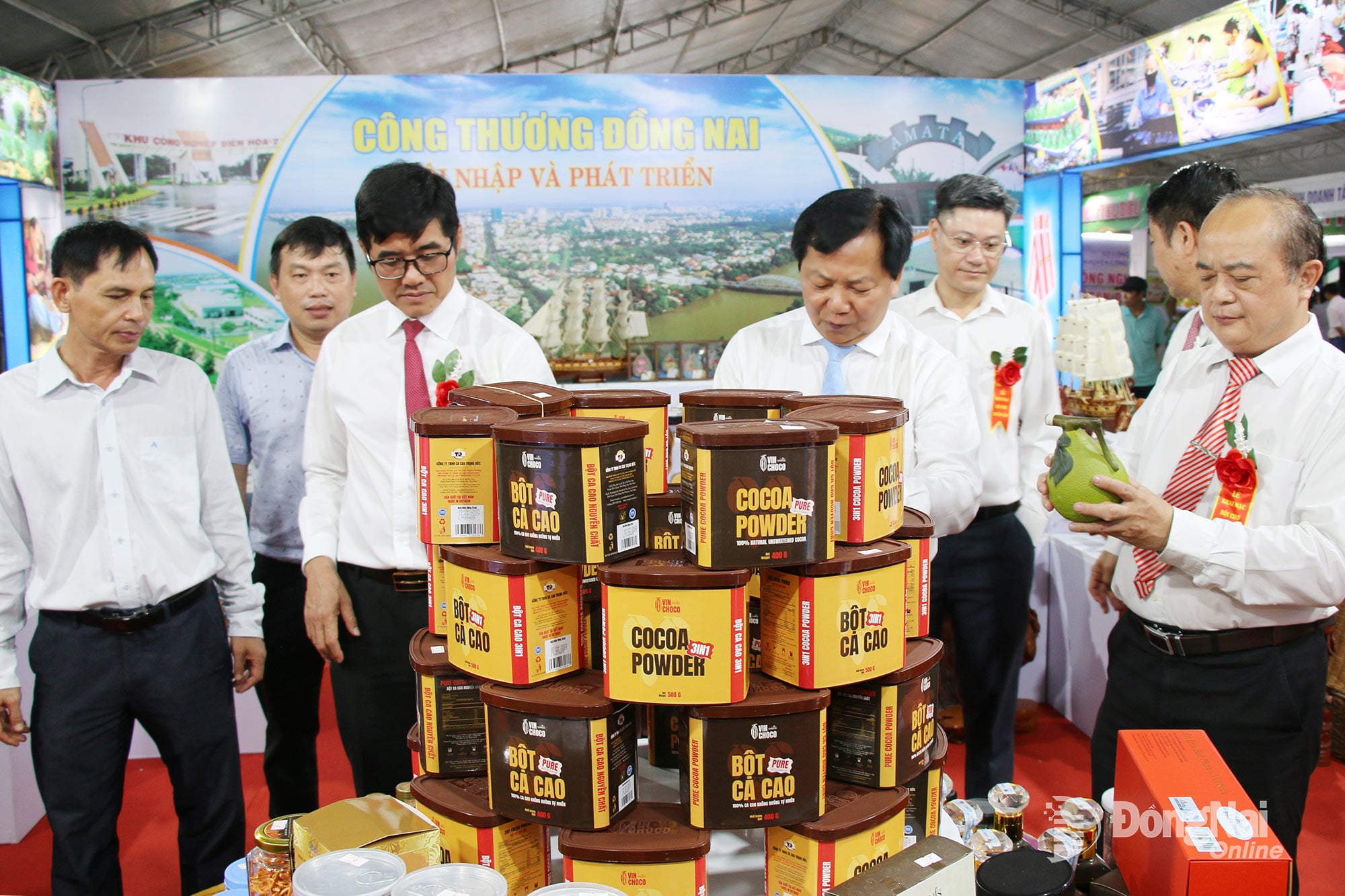 Tran Van Mi (primeira fila, segundo da direita), membro do Comitê Provincial do Partido e vice-presidente do Conselho Popular Provincial, e líderes de departamentos e agências visitam os estandes da Exposição de Produtos Industriais Rurais Típicos da Região Sudeste - Dong Nai 2025. Foto: Hai Quan