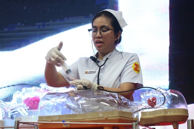 Liên thông bác sĩ từ cao đẳng: Con đường có 'dễ thở'? - Ảnh 2.