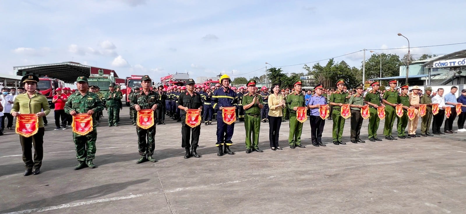 ການຝຶກຊ້ອມດັບເພີງ ແລະ ກູ້ໄພແຂວງອານຢາງ ປີ 2025 Phó Chủ tịch UBND tỉnh Nguyễn Thị Minh Thúy và Đại tá Diệp Văn Thế, Phó Giám đốc Công an tỉnh Diệp tặng cờ lưu niệm cho các đơn vị tham gia diễn tập