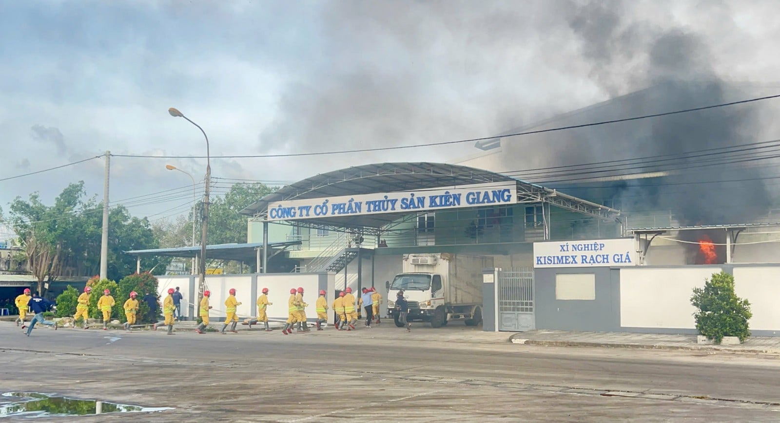 ການຝຶກຊ້ອມດັບເພີງ ແລະ ກູ້ໄພແຂວງອານຢາງ ປີ 2025 Tình huống giả định được diễn ra tại xí nghiệp ở cảng cá