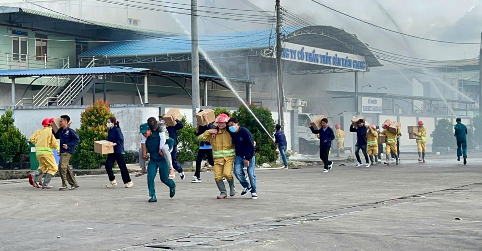 ການຝຶກຊ້ອມດັບເພີງ ແລະ ກູ້ໄພແຂວງອານຢາງ ປີ 2025 Lực lượng tham gia sơ tán và cứu người