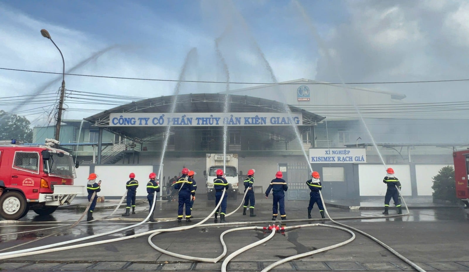 ການຝຶກຊ້ອມດັບເພີງ ແລະ ກູ້ໄພແຂວງອານຢາງ ປີ 2025 Lực lượng chữa cháy chuyên nghiệp xử lý cháy tại xí nghiệp