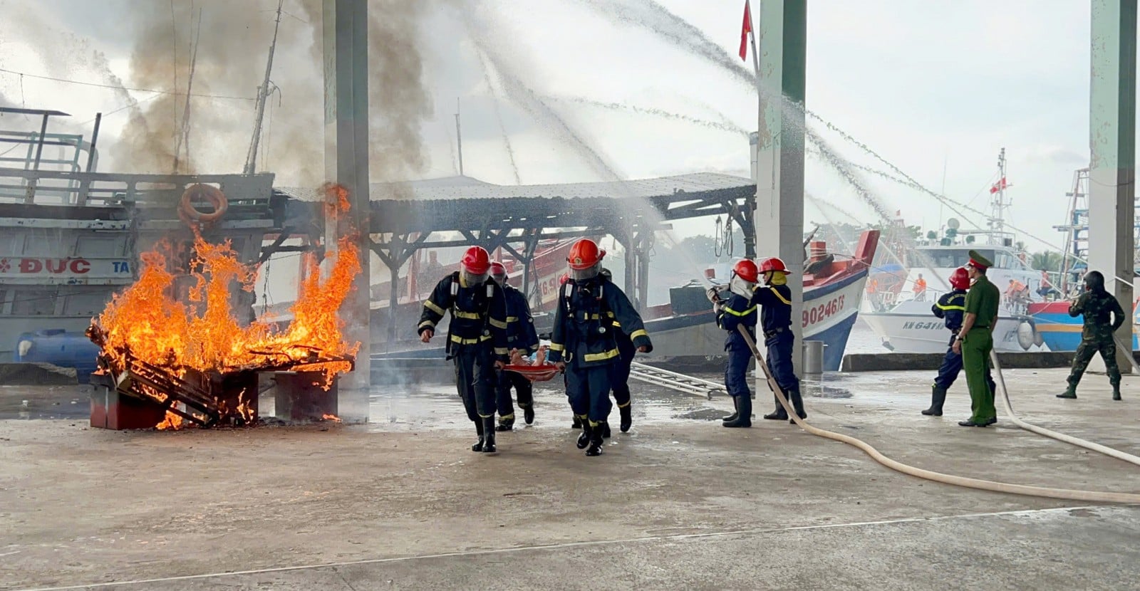 ການຝຶກຊ້ອມດັບເພີງ ແລະ ກູ້ໄພແຂວງອານຢາງ ປີ 2025 Cùng lúc, các lực lượng chức năng chữa cháy và cứu người tại các tàu cá