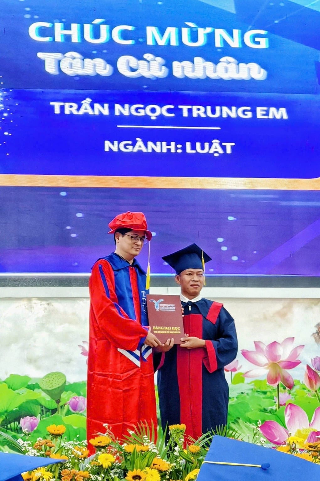 Чоловік 12 років працював будівельником та водієм мототаксі, щоб заробити гроші на навчання в університеті - 1