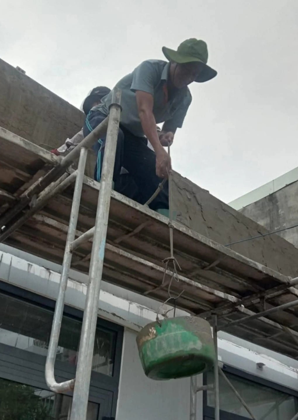 Чоловік 12 років працював будівельником та водієм мототаксі, щоб заробити гроші на навчання в університеті – Частина 2