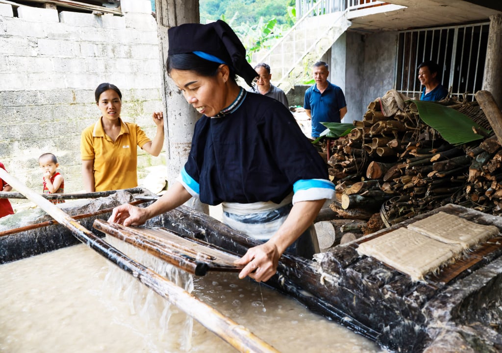 Det tradisjonelle papirfremstillingshåndverket i landsbyen Dìa Trên, Quảng Uyên kommune.