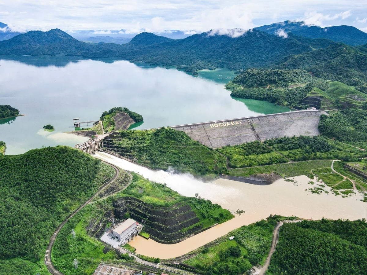 Le réservoir de Cua Dat est un élément crucial de la politique agricole de Thanh Hoa. Photo : Thanh Tam. Hồ chứa nước Cửa Đạt là một quyết sách đối với nền nông nghiệp Thanh Hóa. Ảnh: Thanh Tâm.
