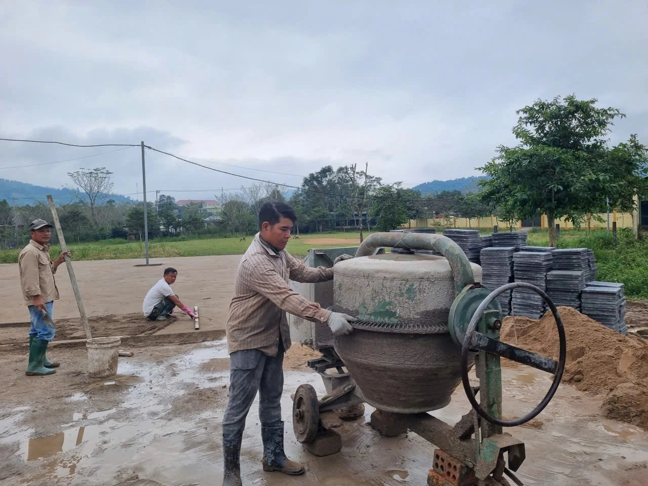 ຫຼັງຈາກເຮັດວຽກຢູ່ປະເທດຍີ່ປຸ່ນ, ທ່ານ ໂຮ່ ວັນເຈື່ອງ ຈາກບ້ານຕາຣັດ 1 ໄດ້ຮຽນຮູ້ທັກສະທີ່ໜັກແໜ້ນ ແລະ ກັບຄືນໄປບ້ານເກີດເມືອງນອນຂອງຕົນເພື່ອເຮັດວຽກ - ຮູບພາບ: M.L