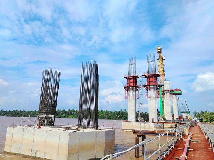 Dai Ngai-bron på riksväg 60, som förbinder Vinh Long-provinsen och staden Can Tho, har slutfört markröjningen och överlämnat 100 % av byggarbetsplatsen till investeraren och entreprenören.