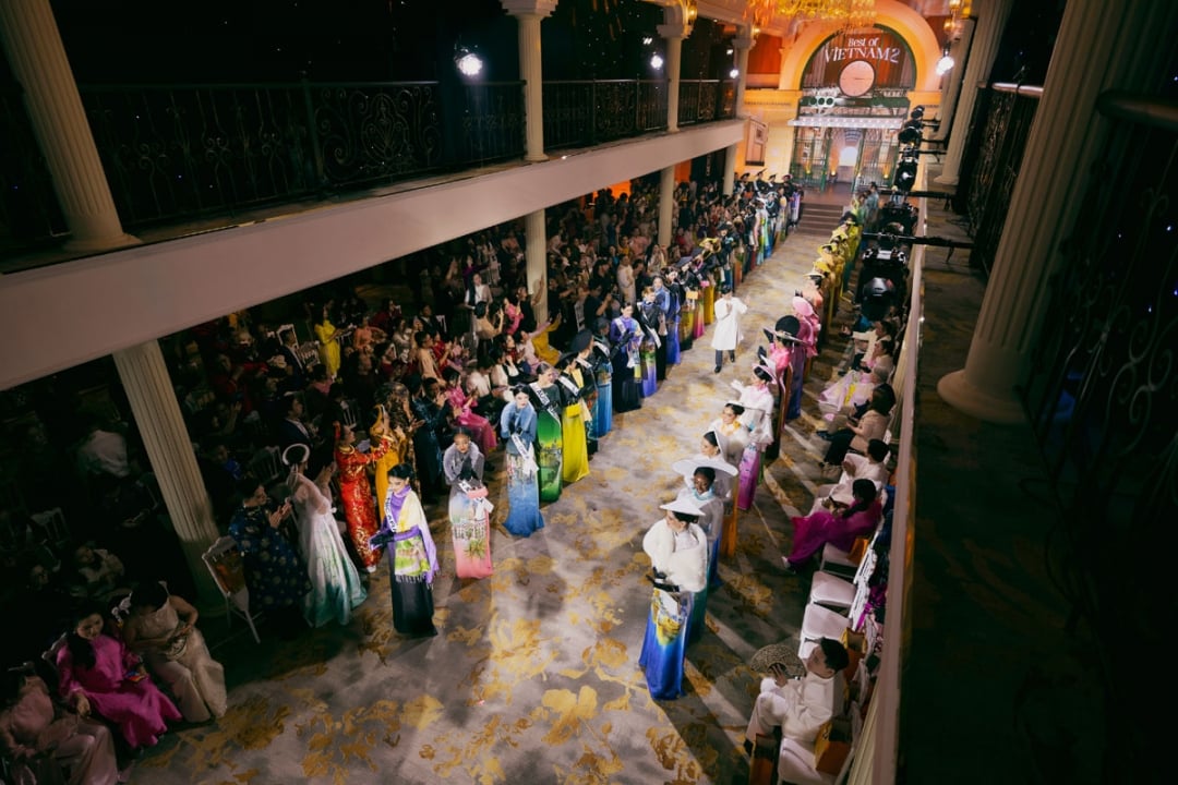 កម្មវិធីបង្ហាញម៉ូដសម្លៀកបំពាក់នៃការប្រកួតបានធ្វើឡើងនៅល្ងាចថ្ងៃទី 11 ខែធ្នូ នៅលើទូកកម្សាន្តមួយដែលមានបណ្តោយ 120 ម៉ែត្រ និងទំហំ 10,000 ម៉ែត្រការ៉េ ដែលចតនៅកណ្តាលទន្លេសៃហ្គន។