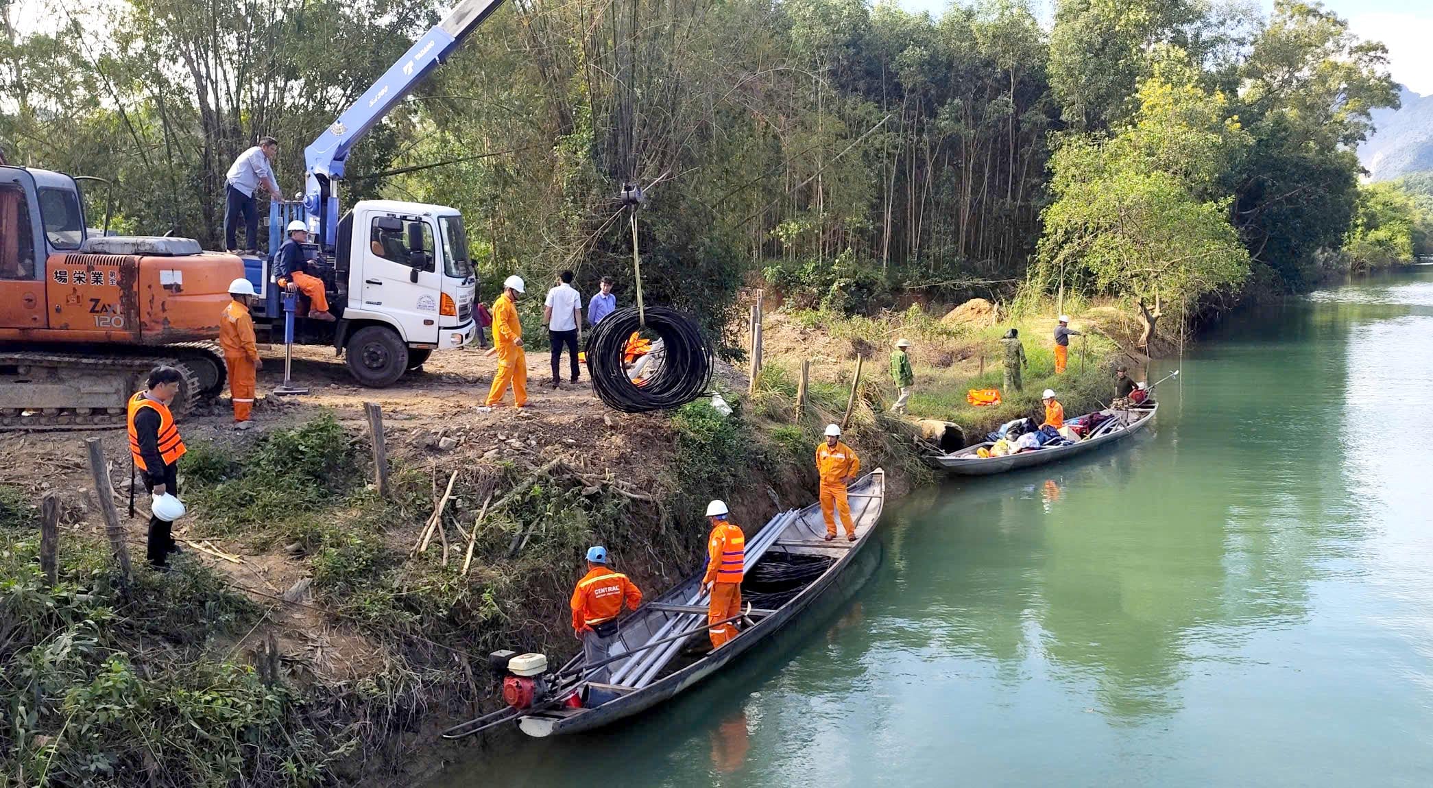 កម្មករមកពីក្រុមហ៊ុនថាមពលក្វាងទ្រីដឹកជញ្ជូនសម្ភារៈតាមទូកទៅធ្វើការនៅភូមិនឿកដាំង - រូបថត៖ V.M