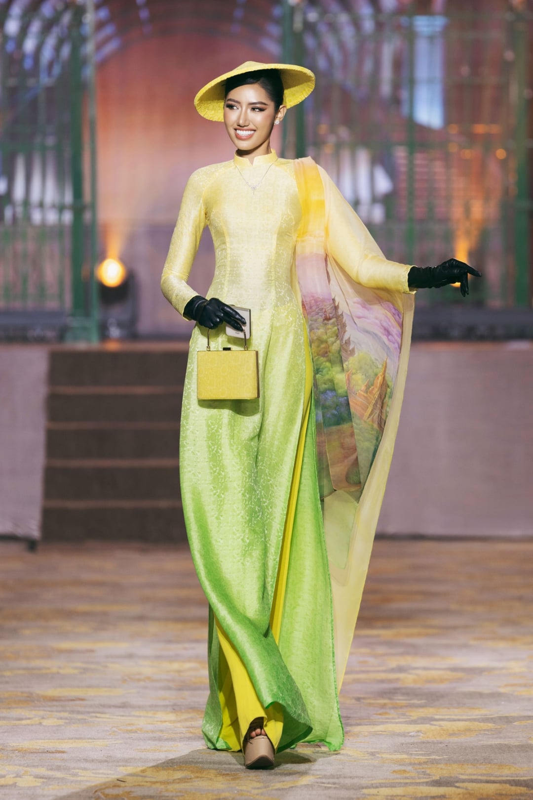 ការសម្តែងកាន់តែរស់រវើកជាមួយនឹងការបន្ថែមគ្រឿងបន្ថែមដូចជាក្រមាសូត្រ និងមួករាងកោណ។