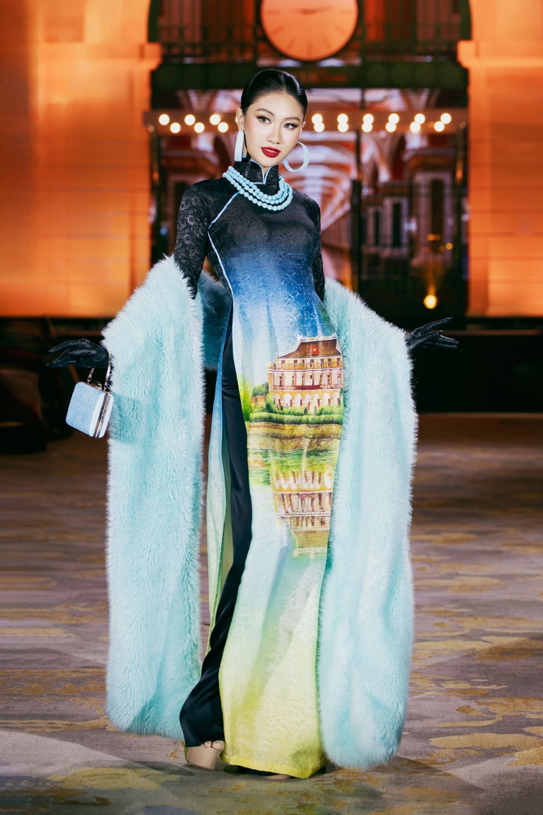 កញ្ញា ភឿងលីញ បានទាក់ទាញចំណាប់អារម្មណ៍ជាមួយនឹងអាវផាយ (រ៉ូបប្រពៃណីវៀតណាម) របស់នាង ដែលមានគំនូរកំពង់ផែញ៉ារ៉ុង។