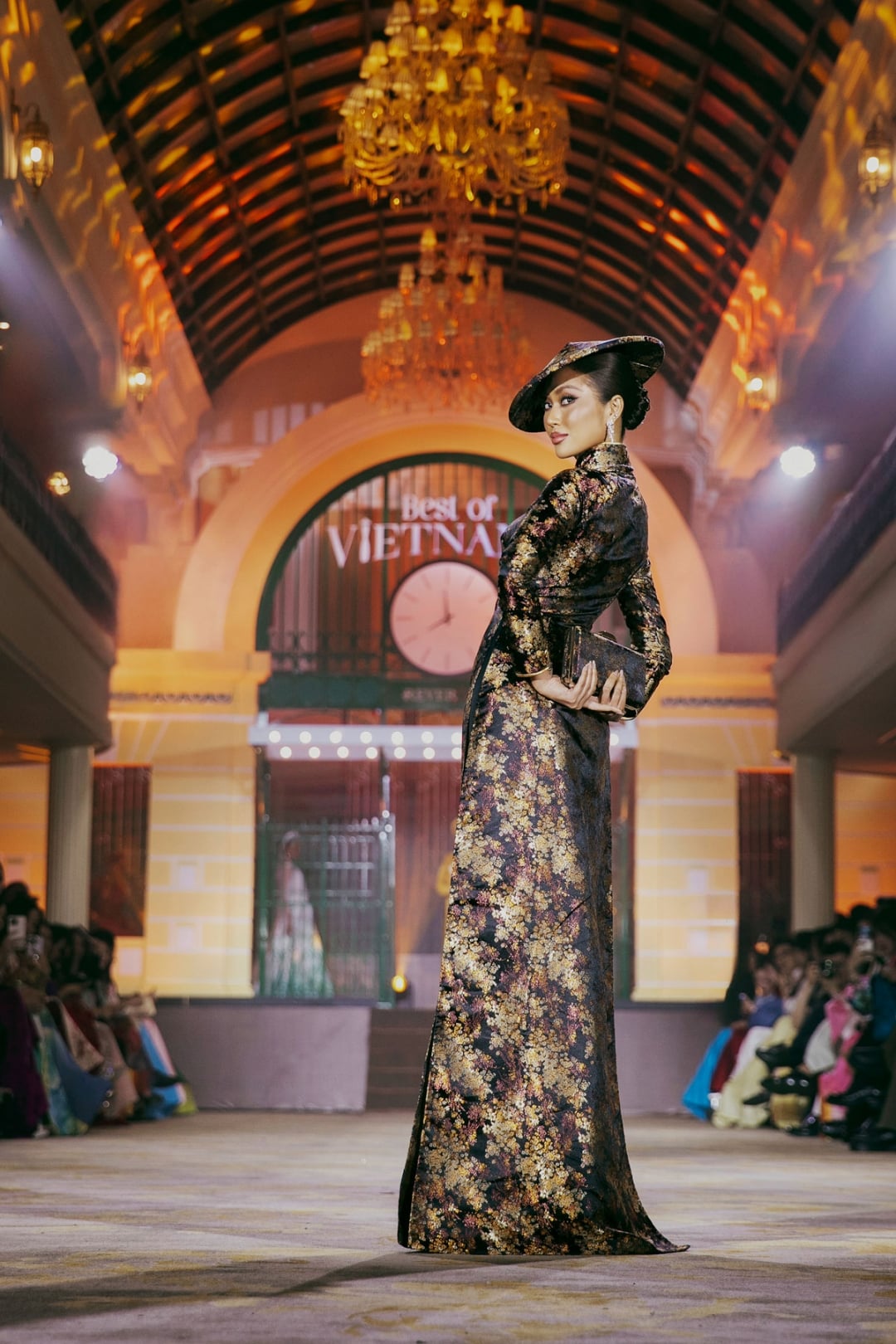 ស្រីស្អាតជាច្រើនទៀតបានចូលរួមក្នុងកម្មវិធីនេះ ដោយបង្ហាញសម្លៀកបំពាក់អាវផាយប្រពៃណីវៀតណាមពីសម័យកាលផ្សេងៗគ្នា។ កញ្ញាឯក Cosmo ដែលកំពុងគ្រងតំណែង គឺកញ្ញា Ketut Permata Juliastrid Sari មកពីប្រទេសឥណ្ឌូនេស៊ី បានដើរលើផ្លូវដើរបង្ហាញម៉ូដ។