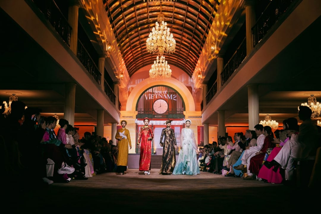 ការបង្កើតឡើងវិញនូវប្រវត្តិសាស្ត្រនៃអាវផាយ (សម្លៀកបំពាក់ប្រពៃណីវៀតណាម)។