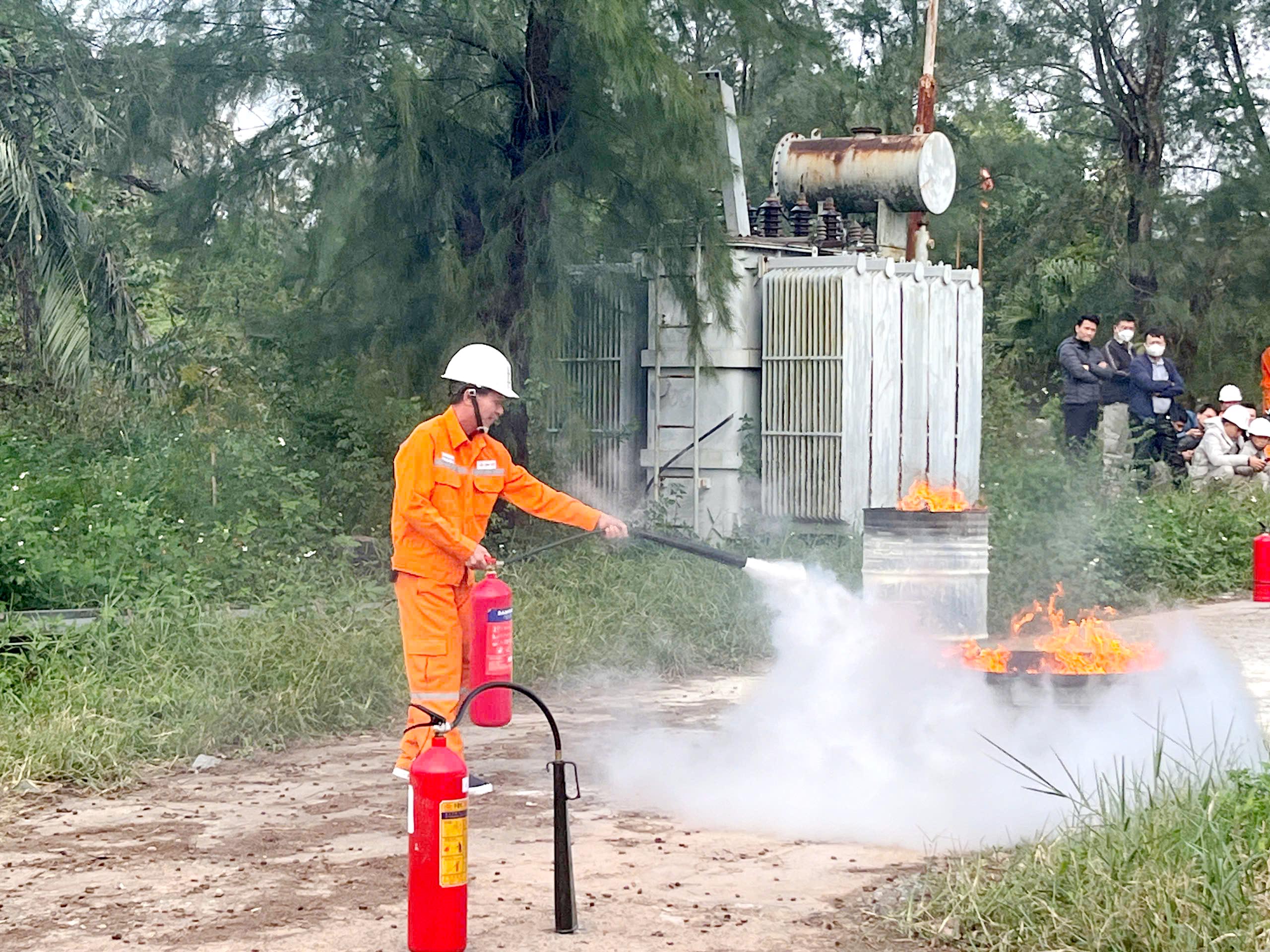 Die Polizei der Provinz Quang Tri führte Ende 2025 in Abstimmung mit den zuständigen Behörden Schulungen zur Verbesserung der Brandverhütungs- und Brandbekämpfungsfähigkeiten ihrer Mitarbeiter und Arbeiter durch - Foto: V.M.
