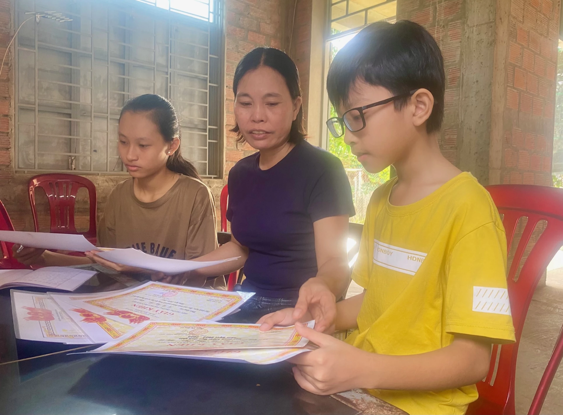 Fru Nguyen Thi Ngoc Anh er alltid stolt av barnas utholdenhet og akademiske prestasjoner - Foto: N.B.